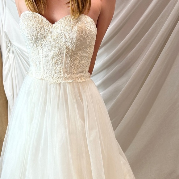 David’s Bridal Gown Wedding Dress Lace Corset Tulle Princess style size 2 ivory - Picture 3 of 16